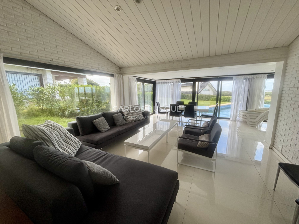 Casa ID.995 - Casa en alquiler temporal, de 5 dormitorios en suite, en playa brava, sobre el mar
