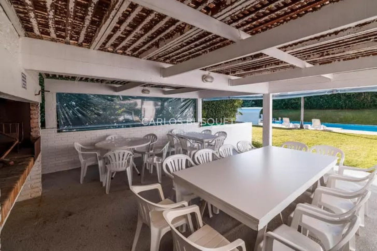 Casa ID.1628 - Casa en alquier temporal de 9 dormitorios en Playa Mansa primera linea Punta Del Este