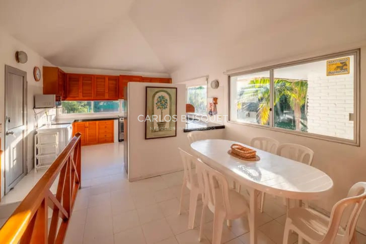 Casa ID.1628 - Casa en alquier temporal de 9 dormitorios en Playa Mansa primera linea Punta Del Este