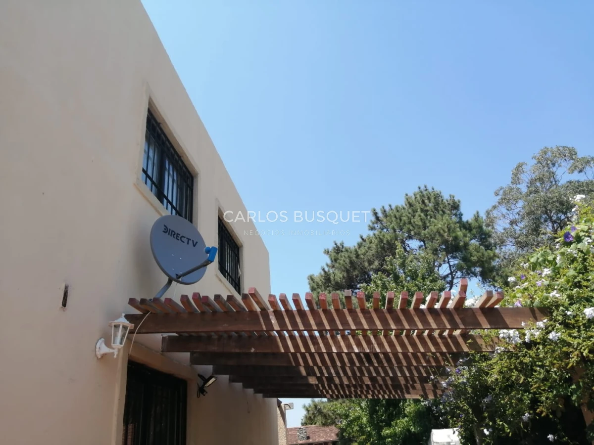 Casa ID.1040 - Casa en venta de 3 dormitorios en Pinares con Piscina