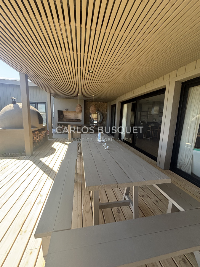 Casa ID.1366 - Casa en venta de 3 dormitorios en suite en La Juanita