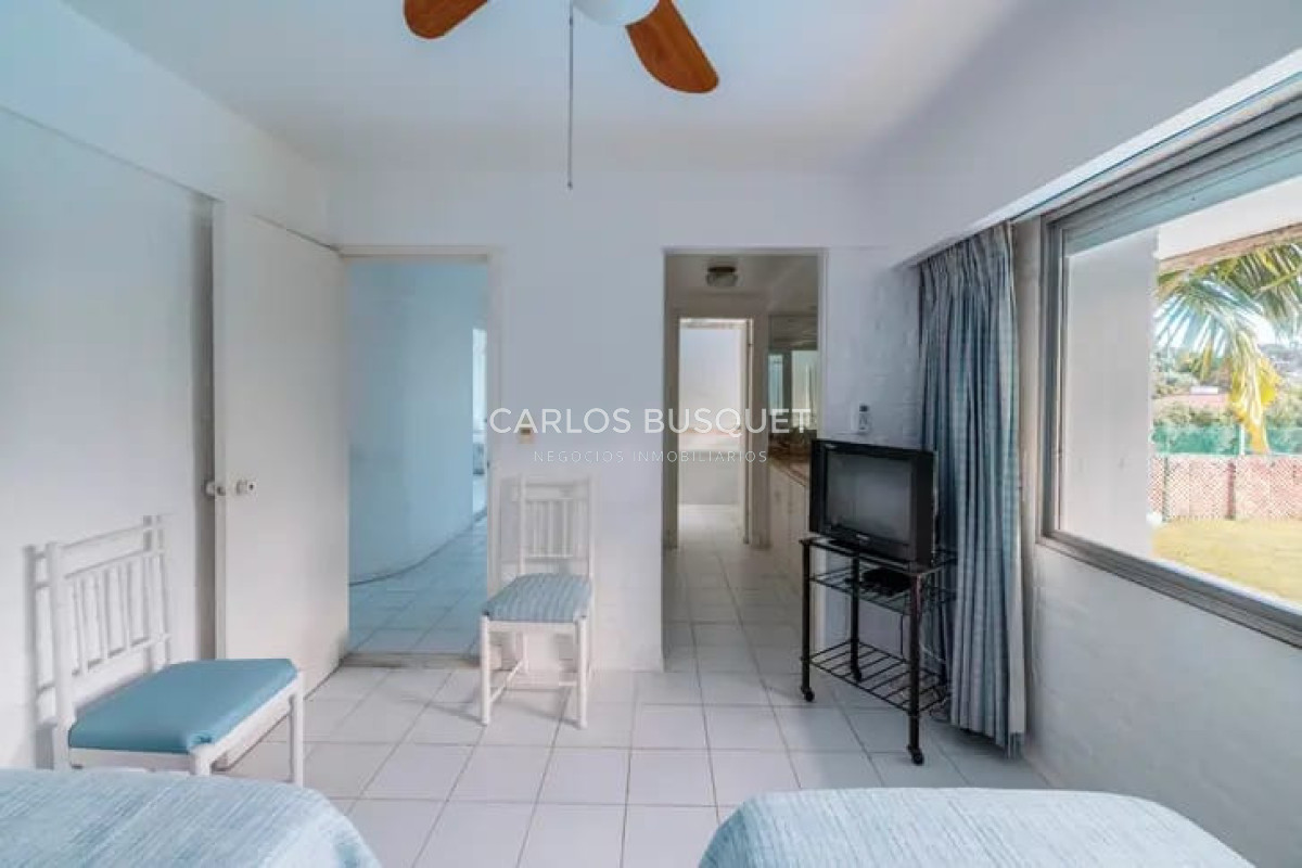 Casa ID.1628 - Casa en alquier temporal de 9 dormitorios en Playa Mansa primera linea Punta Del Este
