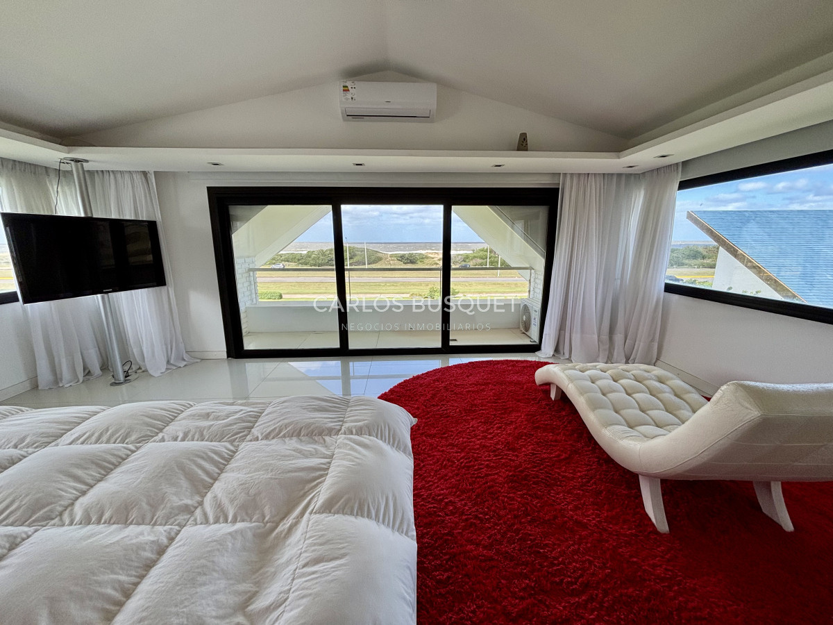 Casa ID.995 - Casa en alquiler temporal, de 5 dormitorios en suite, en playa brava, sobre el mar