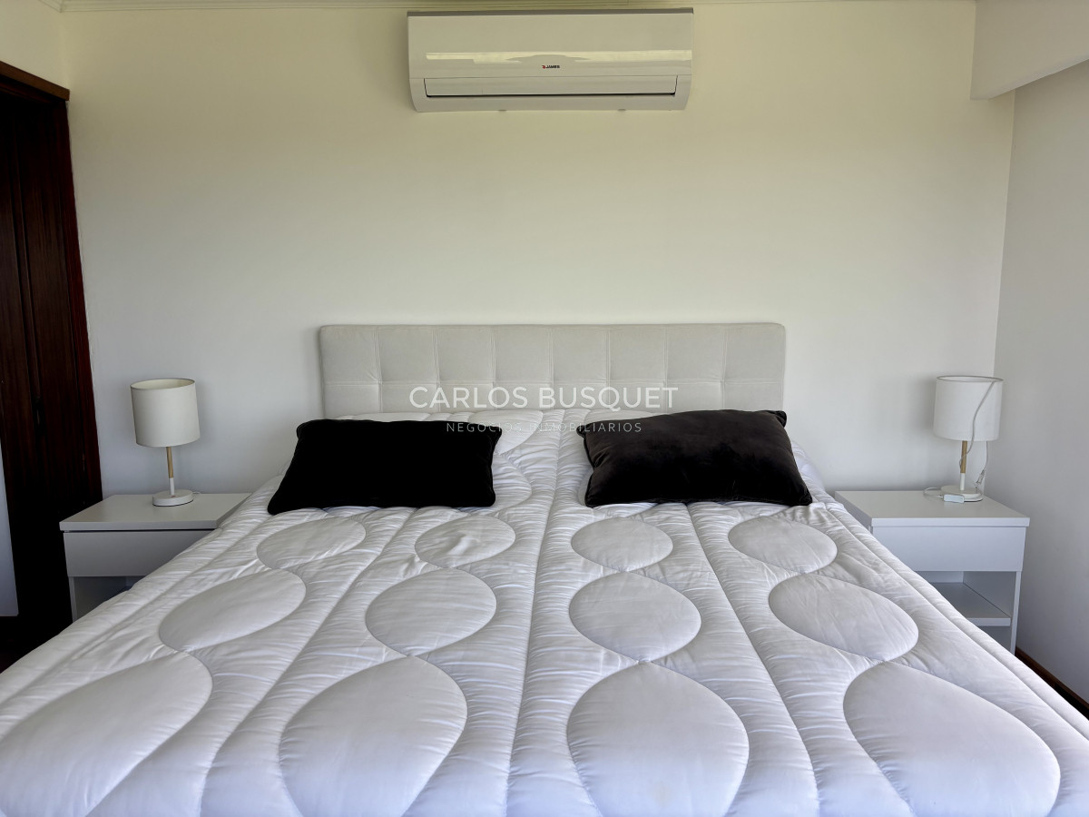 Casa ID.995 - Casa en alquiler temporal, de 5 dormitorios en suite, en playa brava, sobre el mar