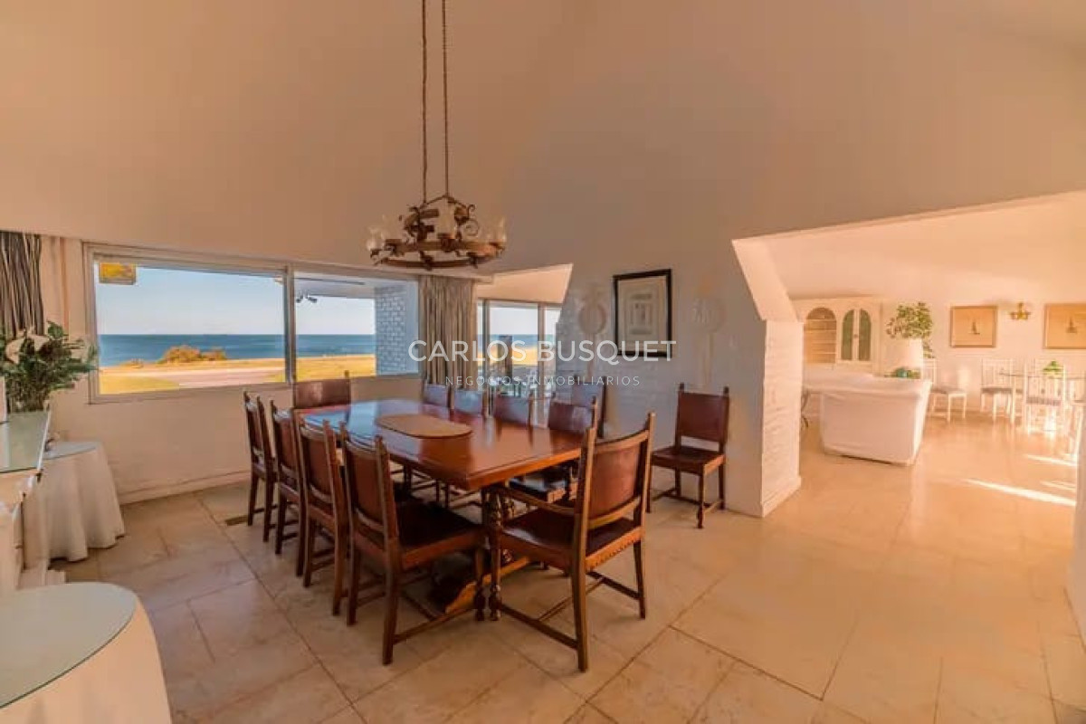 Casa ID.1628 - Casa en alquier temporal de 9 dormitorios en Playa Mansa primera linea Punta Del Este