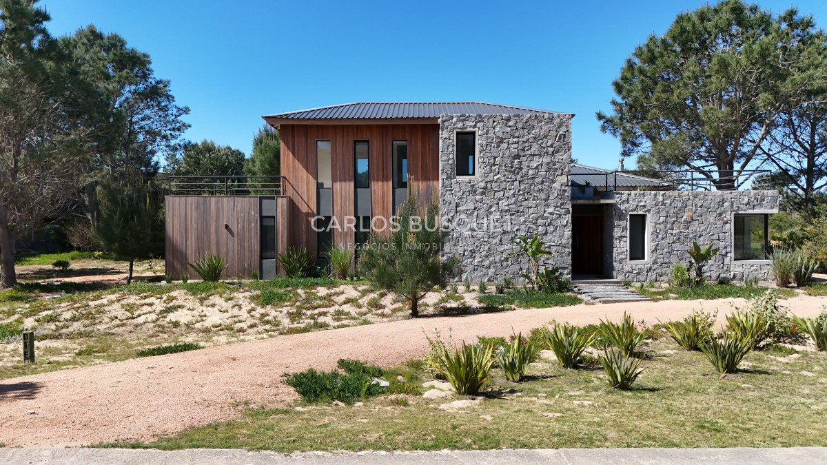 Casa ID.323 - Casa en venta de 4 dormitorios, en Jose Ignacio, Barrio Laguna Escondida
