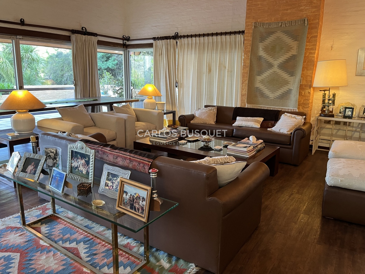 Casa ID.69 - Casa en Venta de 7 dormitorios, en zona del Golf! 