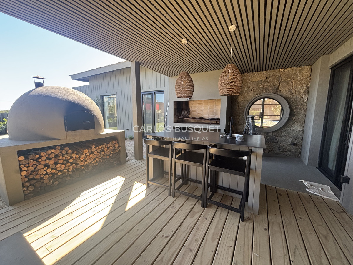 Casa ID.1366 - Casa en venta de 3 dormitorios en suite en La Juanita