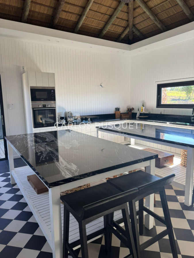 Casa ID.1646 - Venta casa de 4 dormitorios y servicio en Puerto Quetzal, La Barra