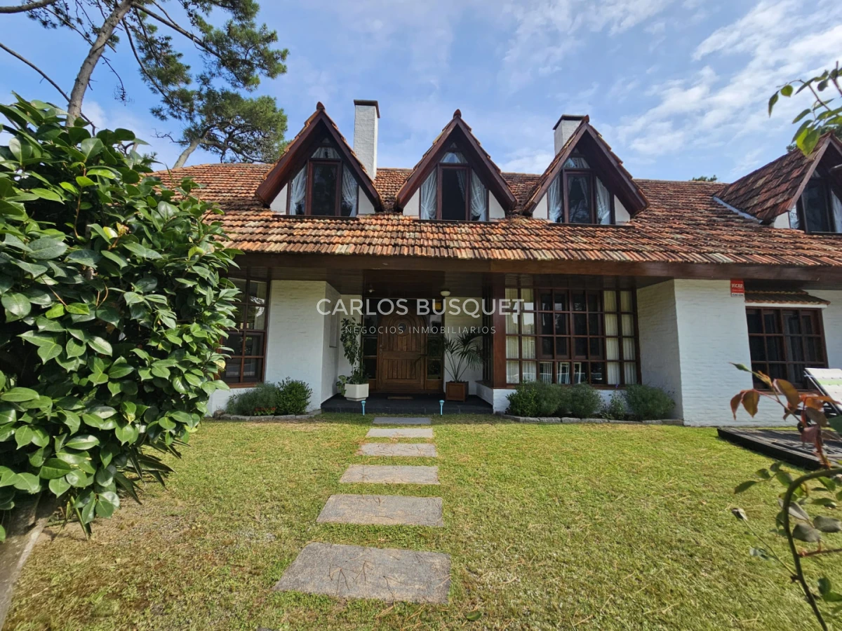 Casa ID.1513 - Gran casa en venta en zona comercial de Lugano San Rafael