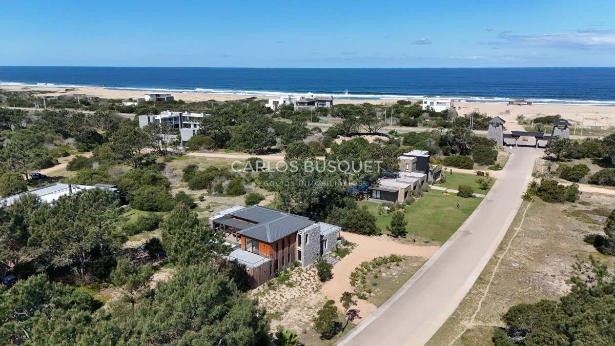 Casa ID.323 - Casa en venta de 4 dormitorios, en Jose Ignacio, Barrio Laguna Escondida