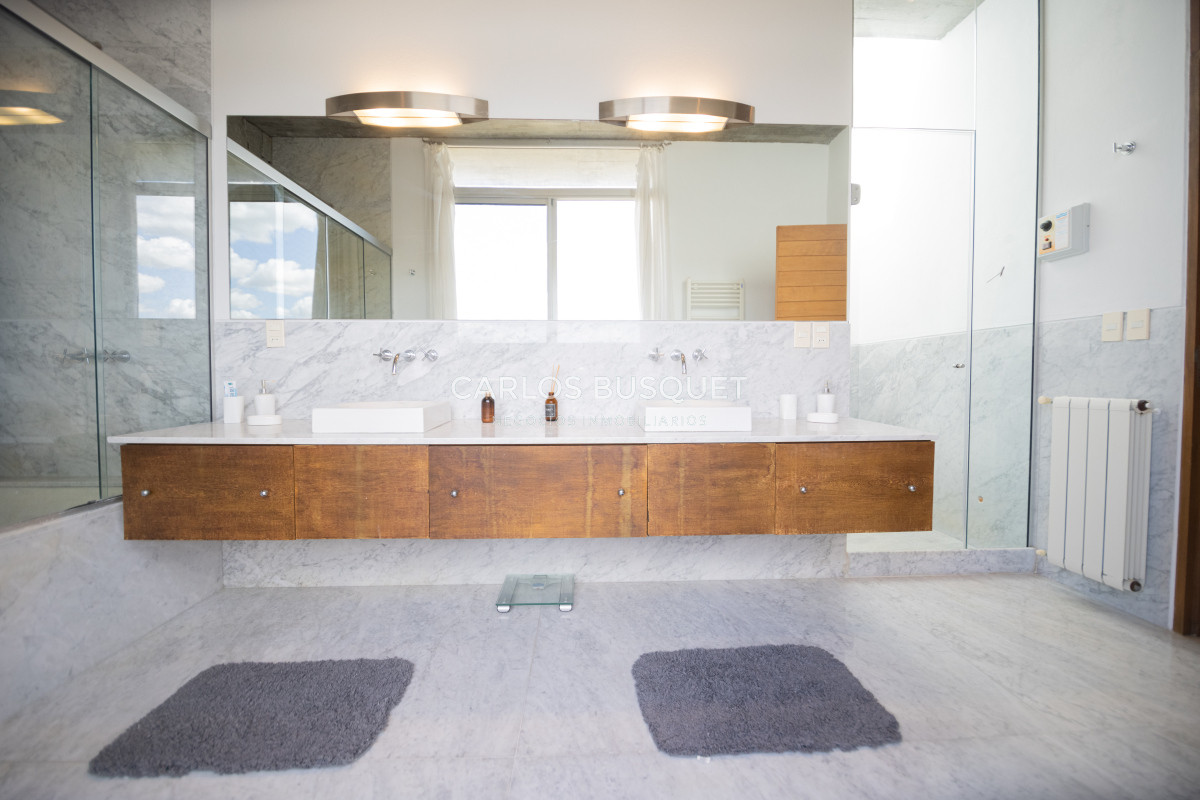 Casa ID.244 - Casa en Venta, de 6 dormitorios, en Santa Monica, sobre el mar