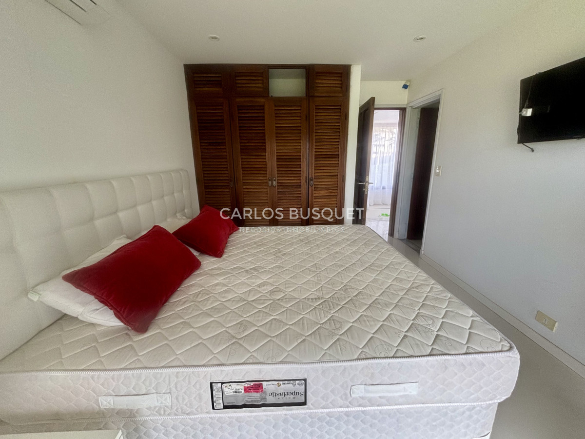 Casa ID.995 - Casa en alquiler temporal, de 5 dormitorios en suite, en playa brava, sobre el mar