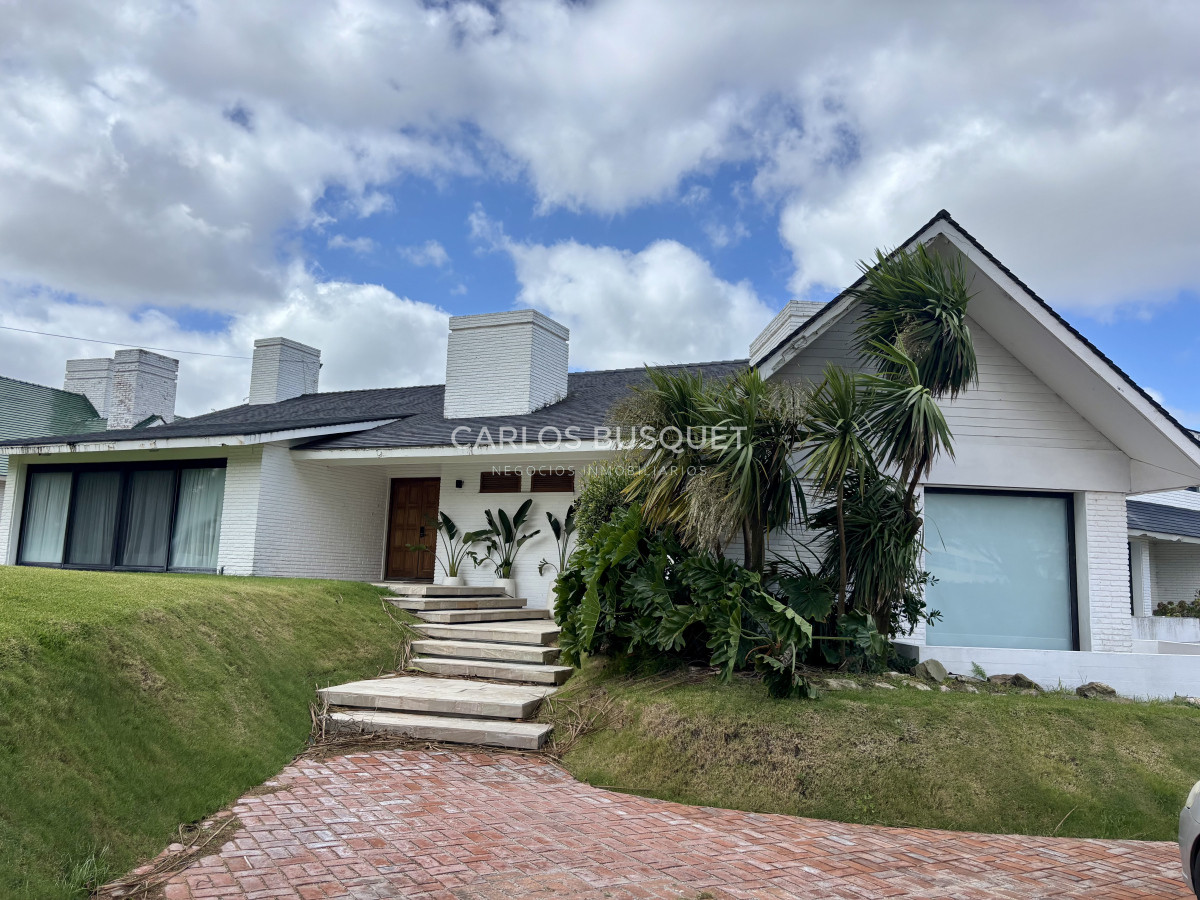 Casa ID.995 - Casa en alquiler temporal, de 5 dormitorios en suite, en playa brava, sobre el mar