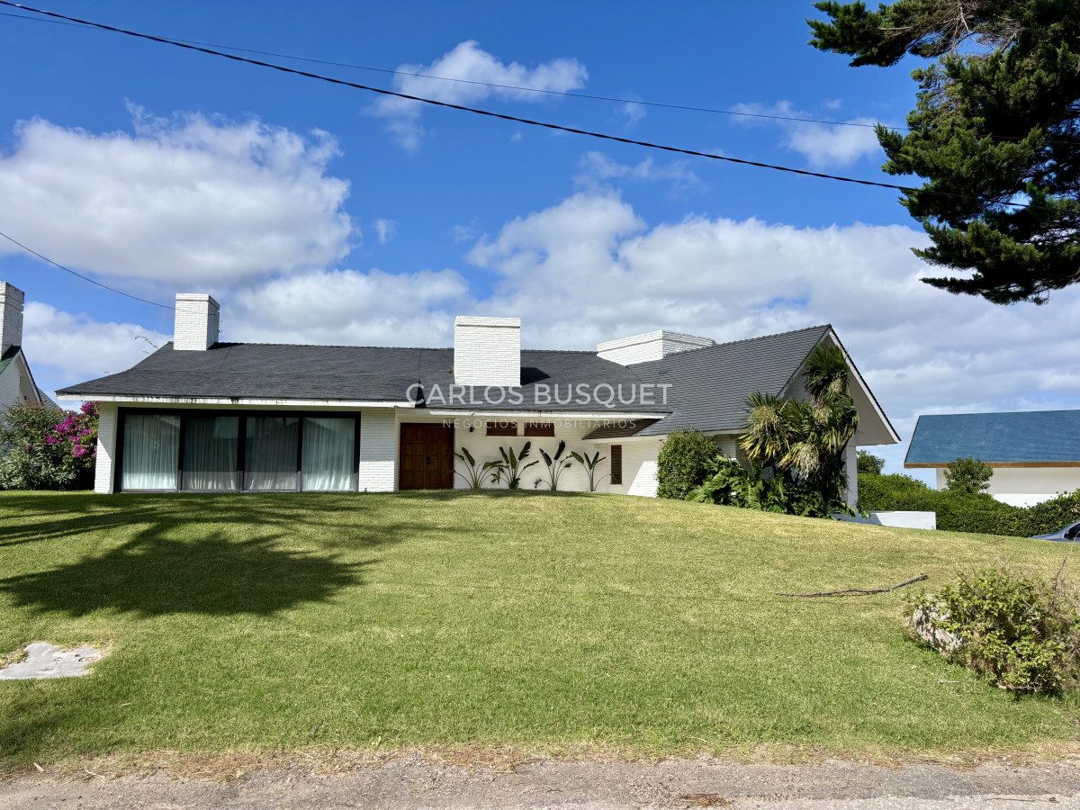 Casa ID.995 - Casa en alquiler temporal, de 5 dormitorios en suite, en playa brava, sobre el mar