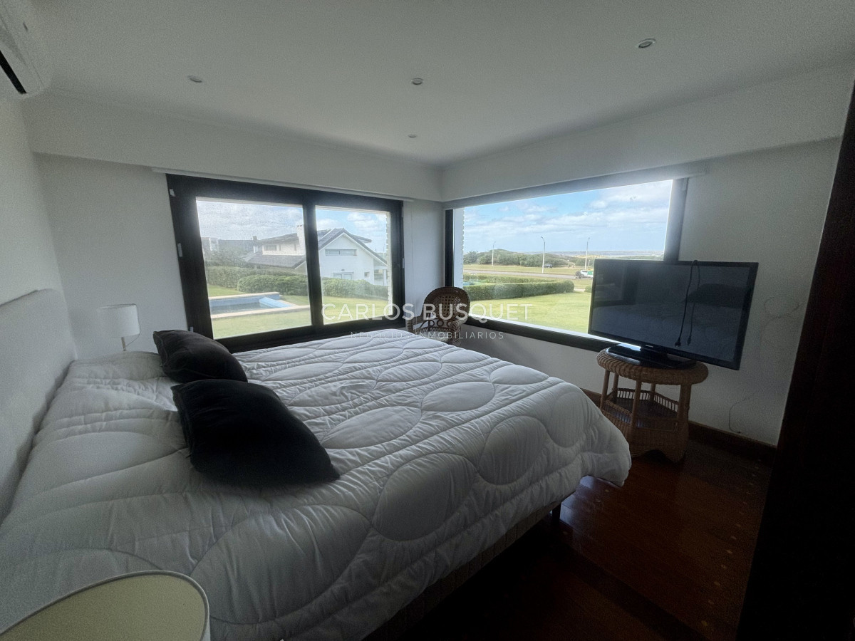 Casa ID.995 - Casa en alquiler temporal, de 5 dormitorios en suite, en playa brava, sobre el mar