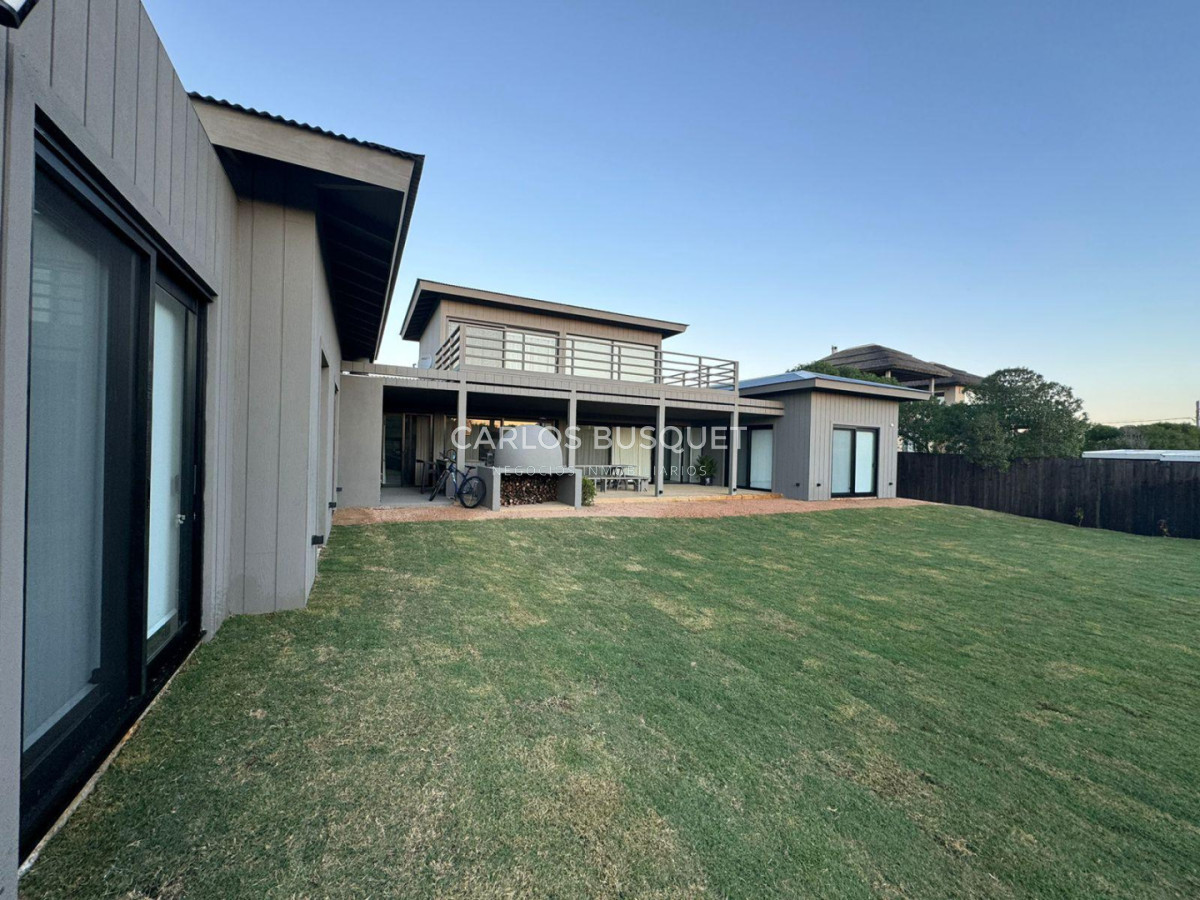 Casa ID.1366 - Casa en venta de 3 dormitorios en suite en La Juanita