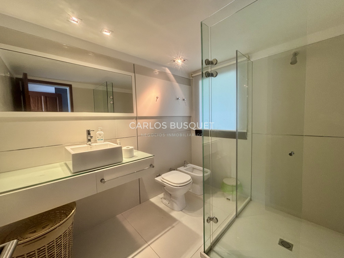 Casa ID.995 - Casa en alquiler temporal, de 5 dormitorios en suite, en playa brava, sobre el mar