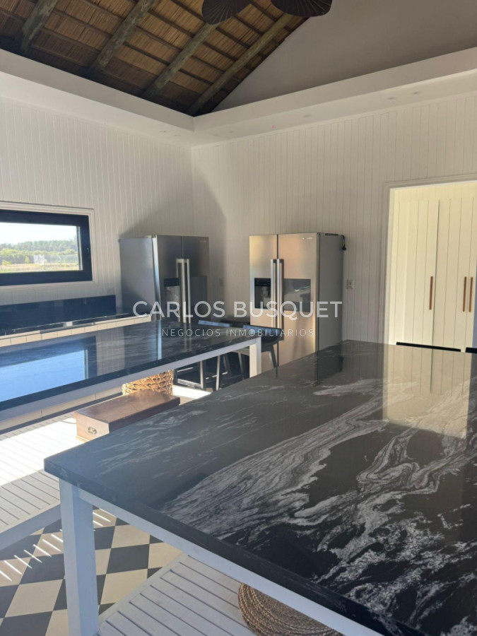 Casa ID.1646 - Venta casa de 4 dormitorios y servicio en Puerto Quetzal, La Barra