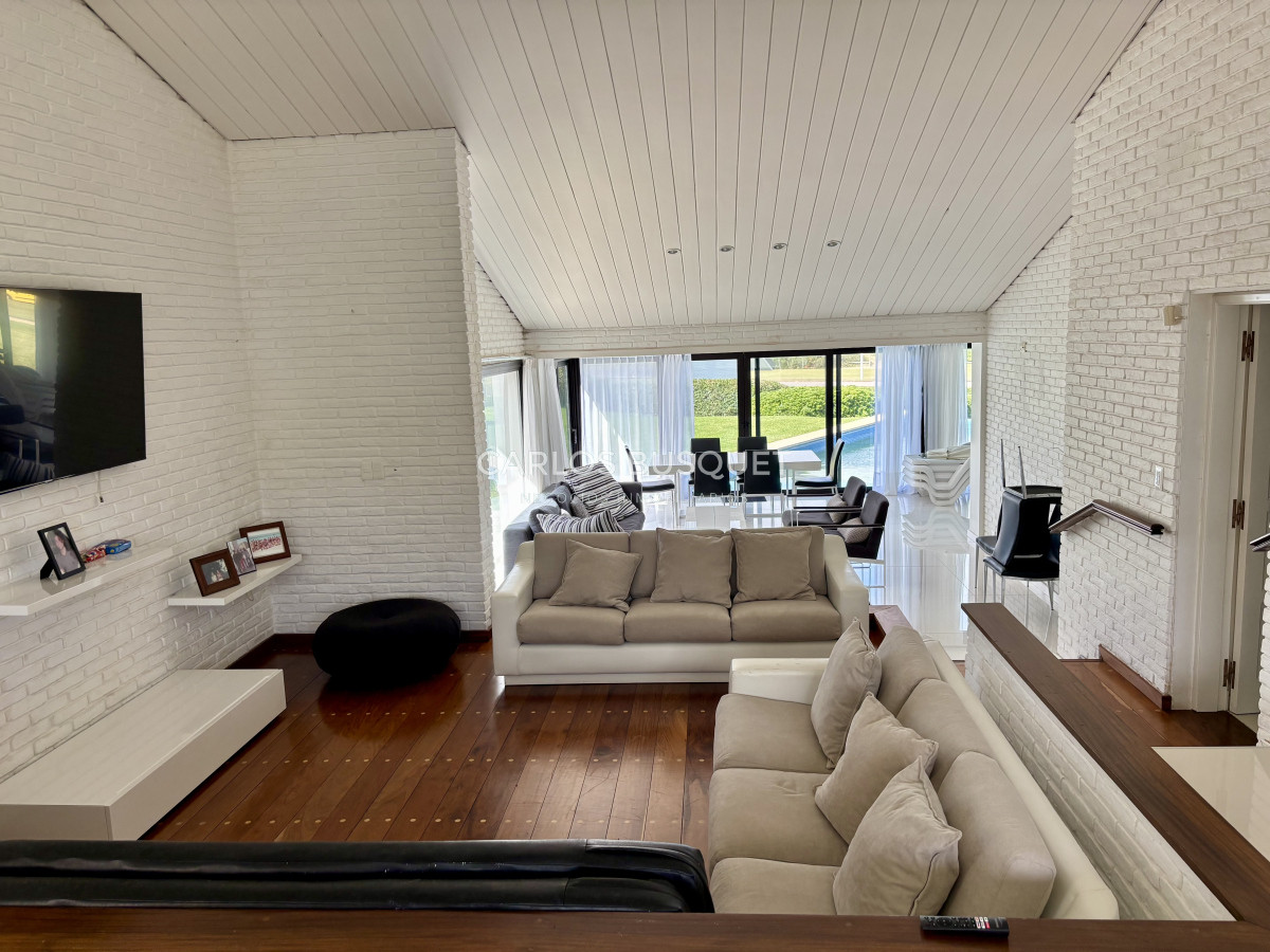 Casa ID.995 - Casa en alquiler temporal, de 5 dormitorios en suite, en playa brava, sobre el mar