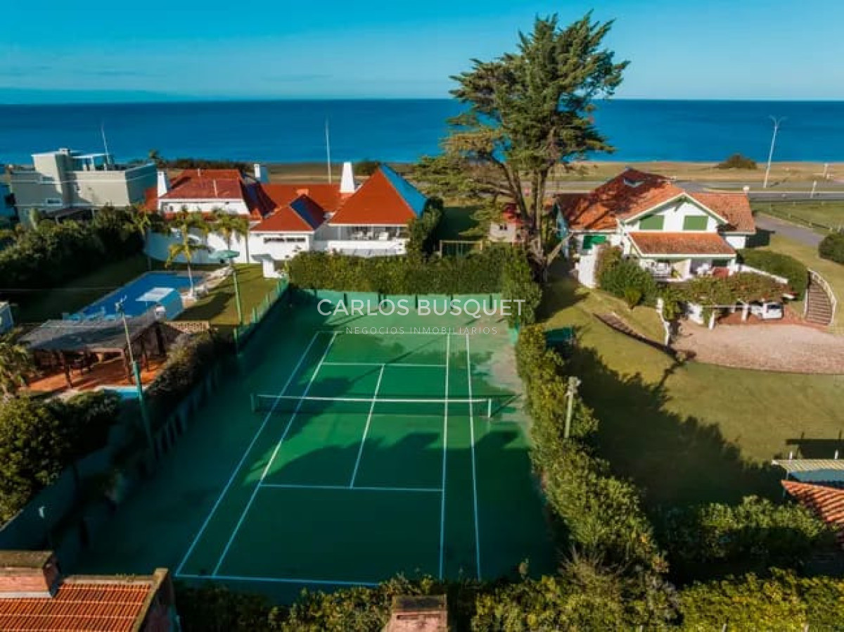 Casa ID.1628 - Casa en alquier temporal de 9 dormitorios en Playa Mansa primera linea Punta Del Este
