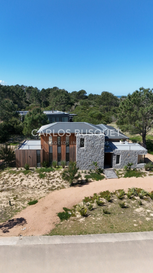 Casa ID.323 - Casa en venta de 4 dormitorios, en Jose Ignacio, Barrio Laguna Escondida