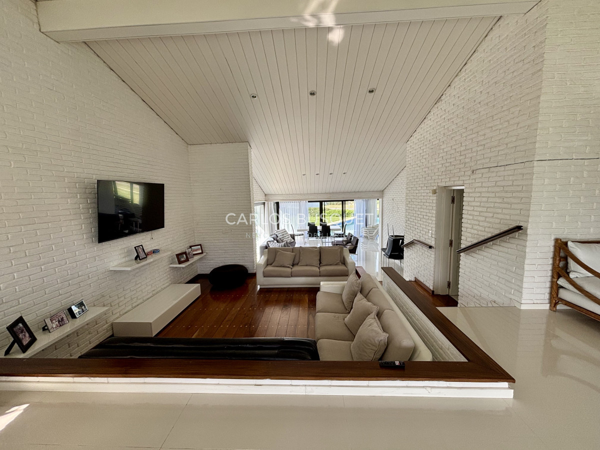 Casa ID.995 - Casa en alquiler temporal, de 5 dormitorios en suite, en playa brava, sobre el mar