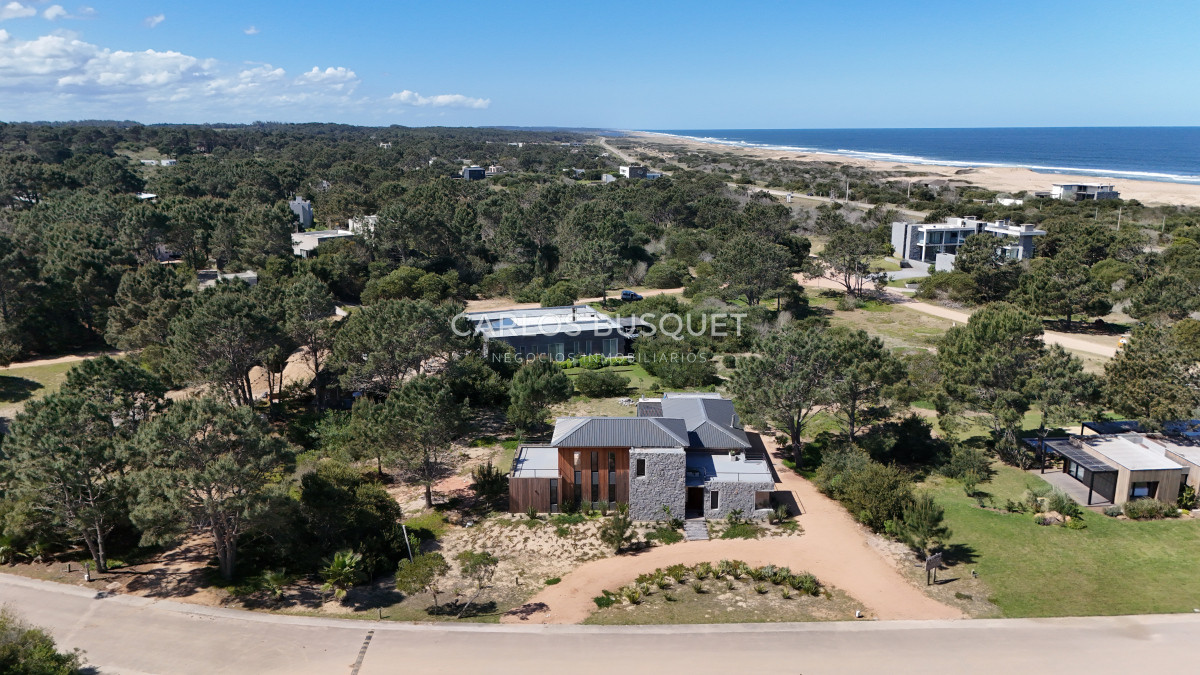 Casa ID.323 - Casa en venta de 4 dormitorios, en Jose Ignacio, Barrio Laguna Escondida