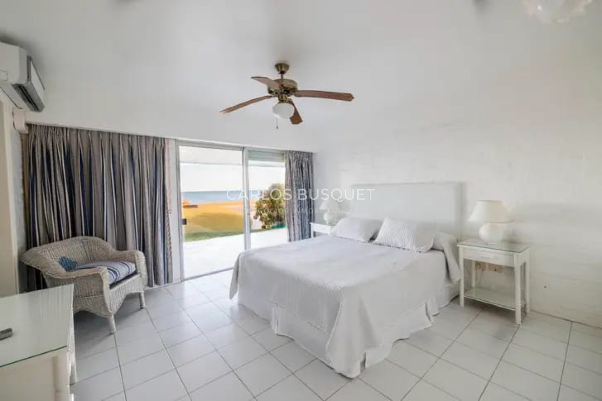 Casa ID.1628 - Casa en alquier temporal de 9 dormitorios en Playa Mansa primera linea Punta Del Este