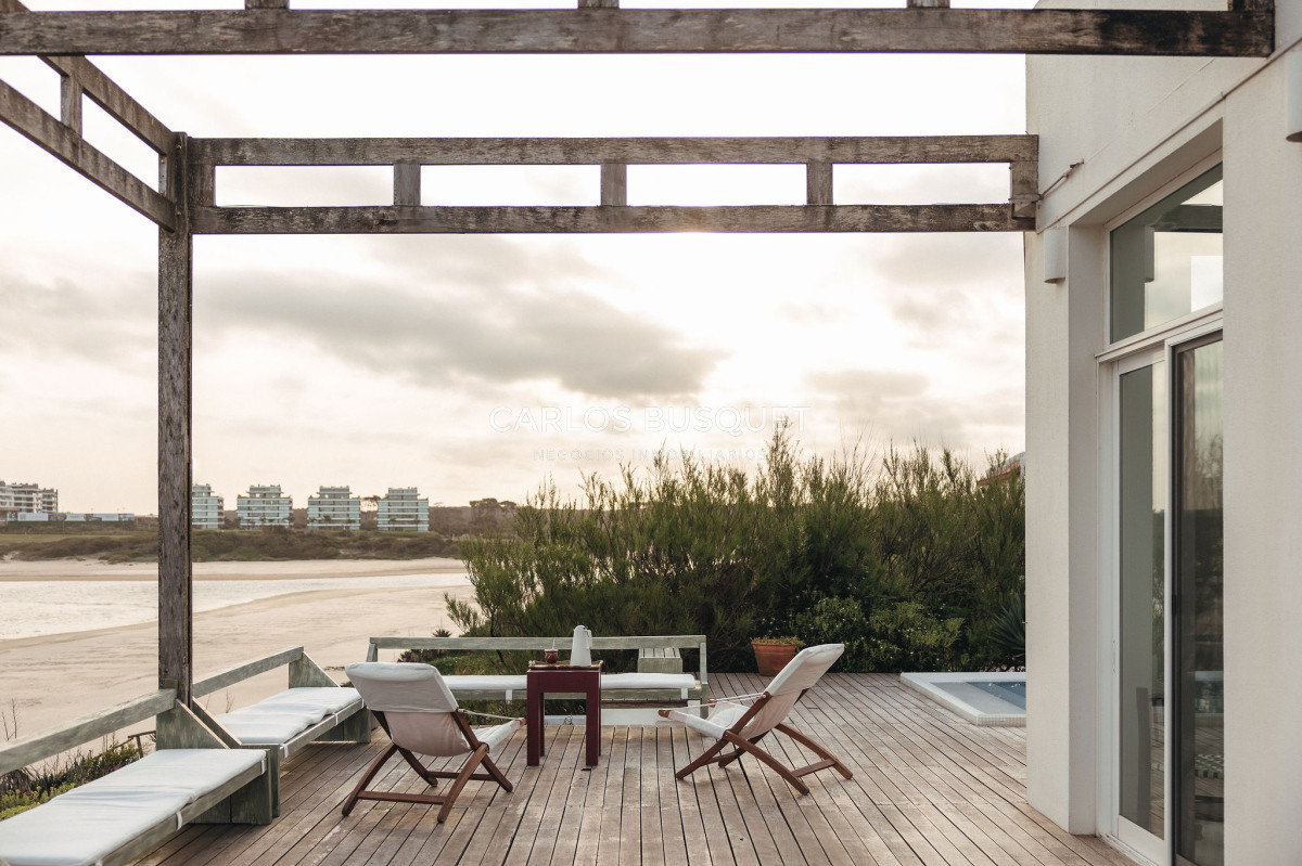 Casa ID.1219 - Casa en alquiler temporal de 4 dormitorios en La Barra, sobre el Mar