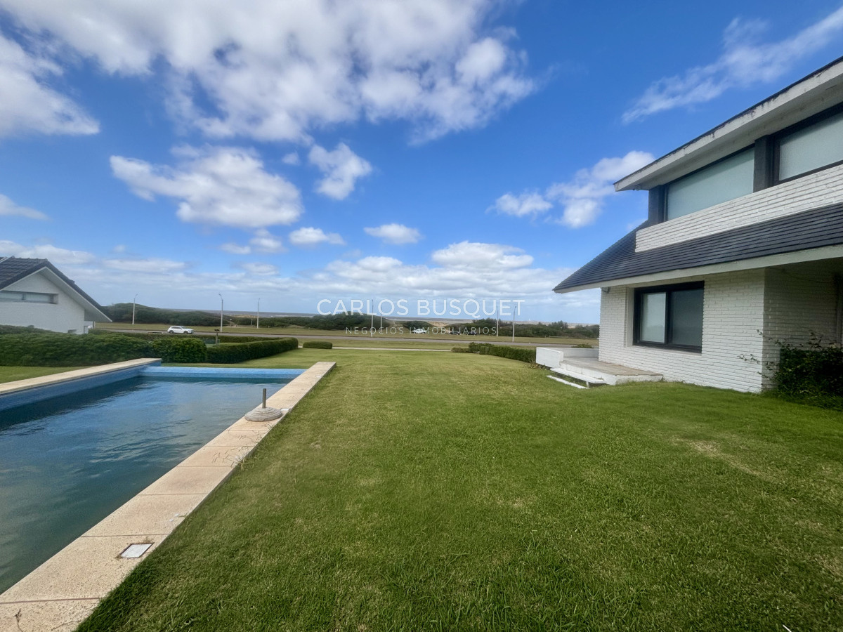 Casa ID.995 - Casa en alquiler temporal, de 5 dormitorios en suite, en playa brava, sobre el mar