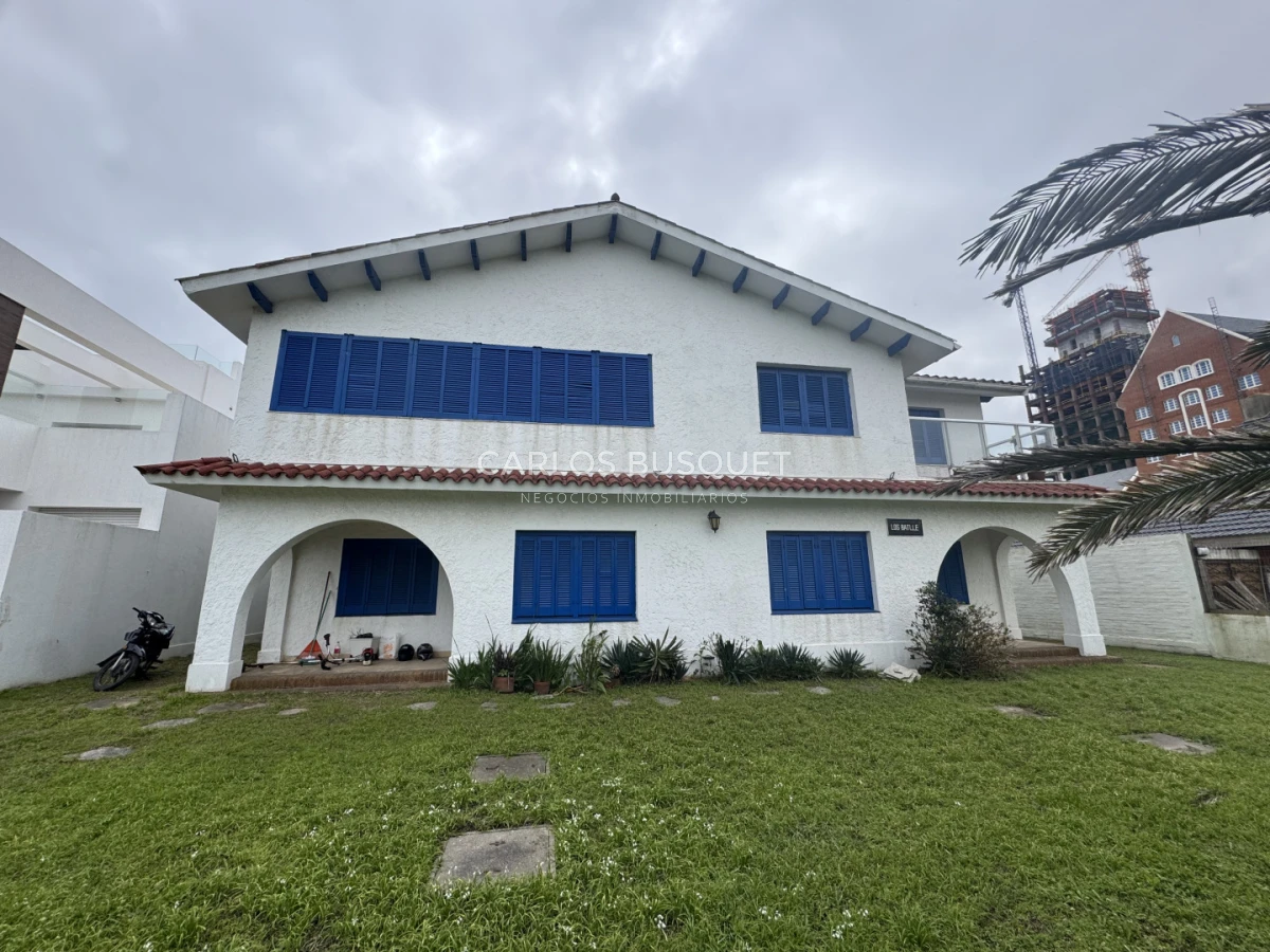 Casa ID.1790 - Casa en venta frente al mar playa Brava