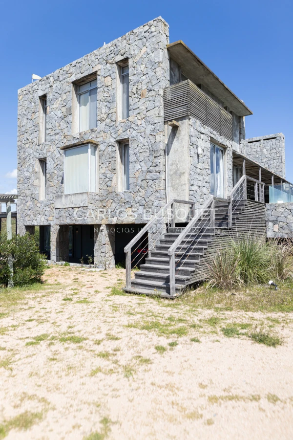 Casa ID.244 - Casa en Venta, de 6 dormitorios, en Santa Monica, sobre el mar