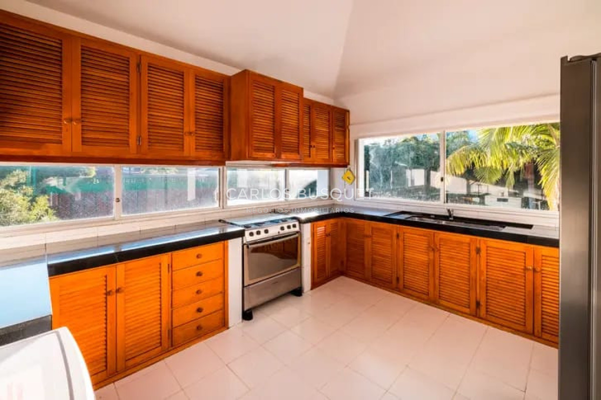 Casa ID.1628 - Casa en alquier temporal de 9 dormitorios en Playa Mansa primera linea Punta Del Este