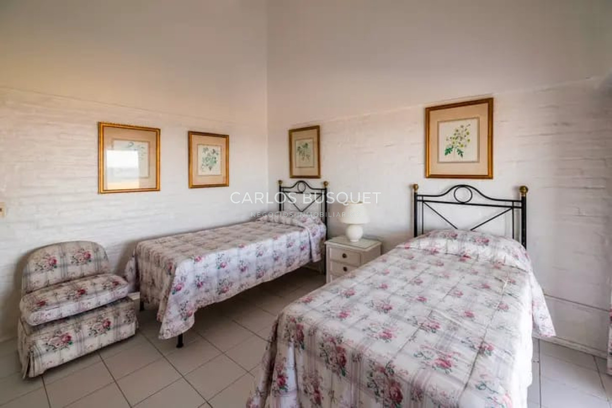 Casa ID.1628 - Casa en alquier temporal de 9 dormitorios en Playa Mansa primera linea Punta Del Este