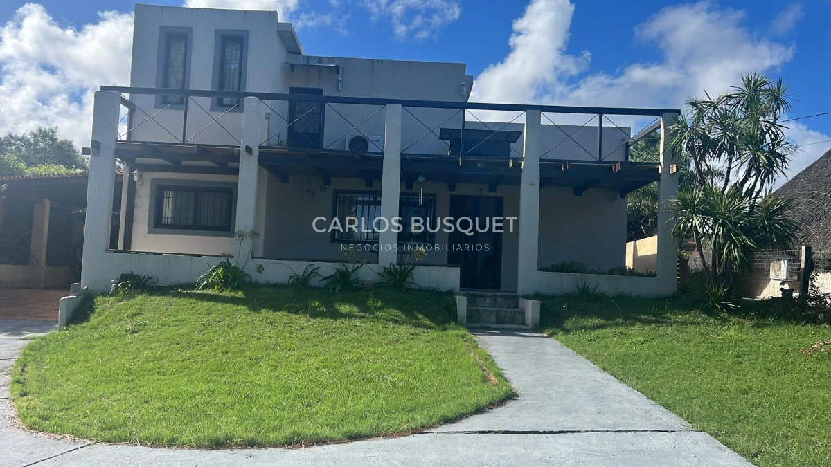 Casa ID.1040 - Casa en venta de 3 dormitorios en Pinares con Piscina