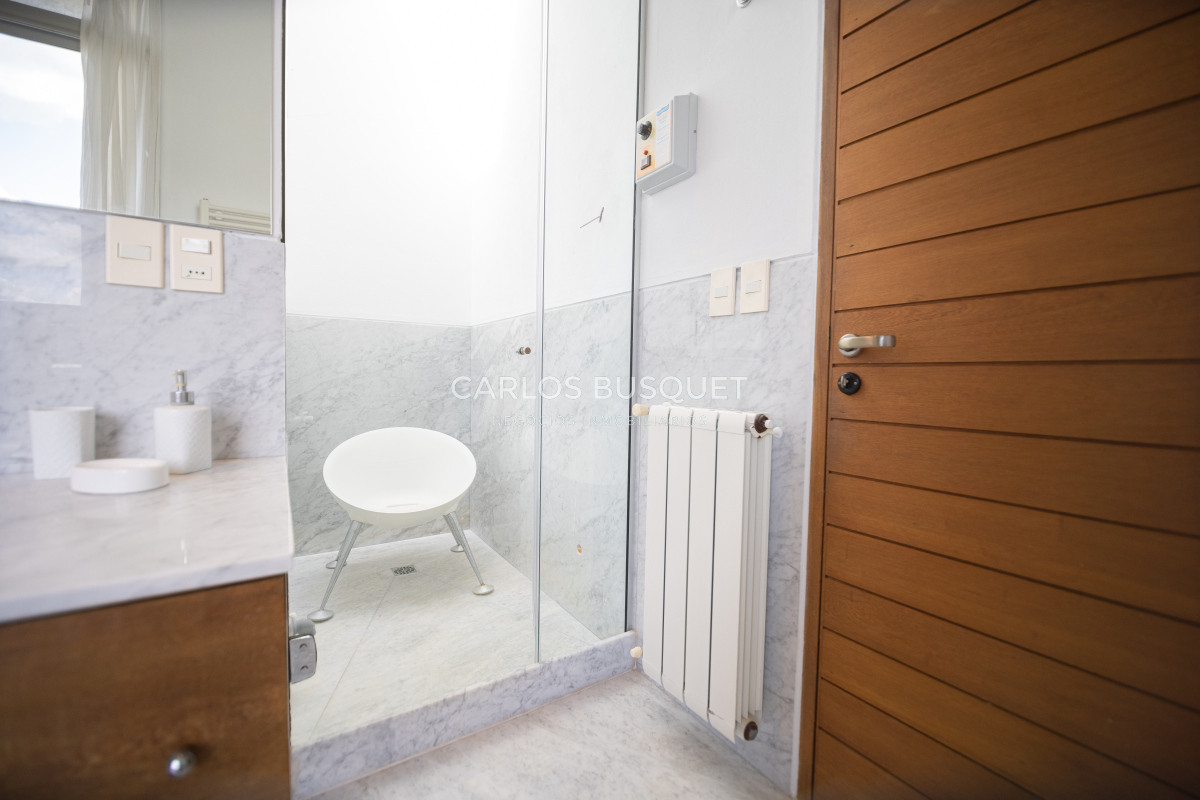 Casa ID.244 - Casa en Venta, de 6 dormitorios, en Santa Monica, sobre el mar