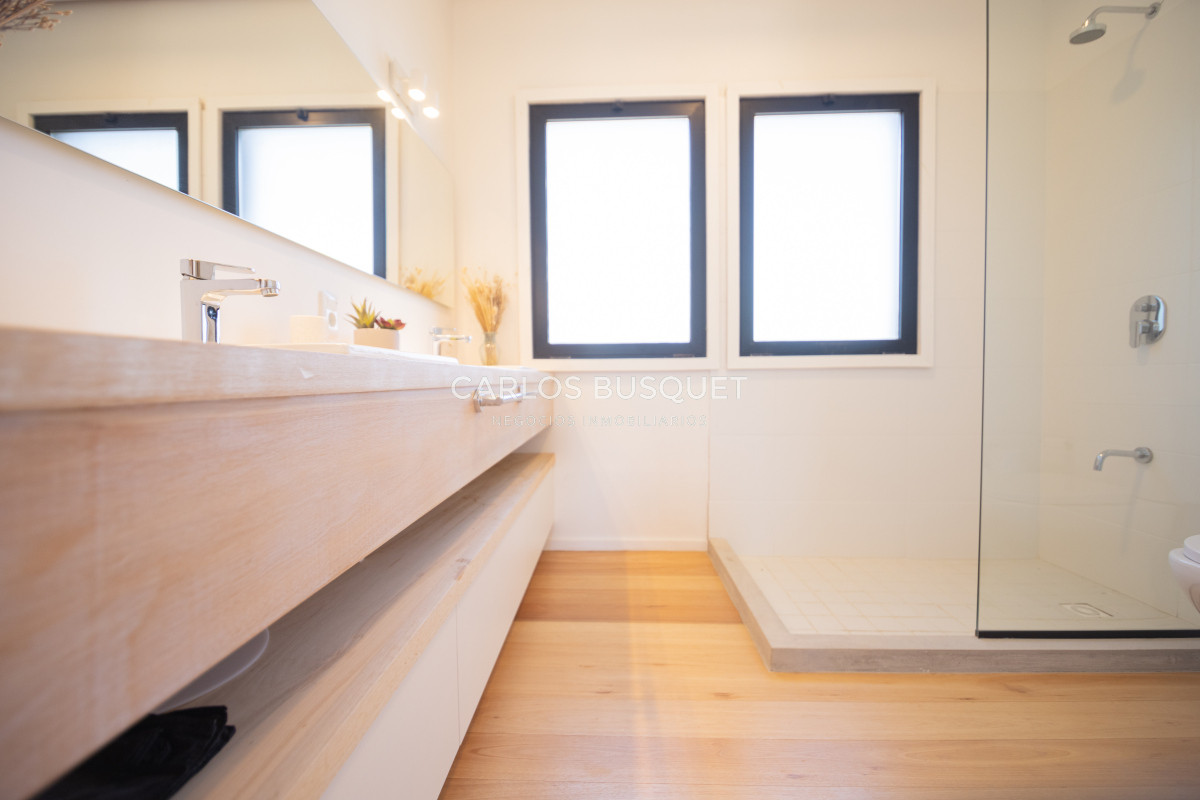 Casa ID.323 - Casa en venta de 4 dormitorios, en Jose Ignacio, Barrio Laguna Escondida