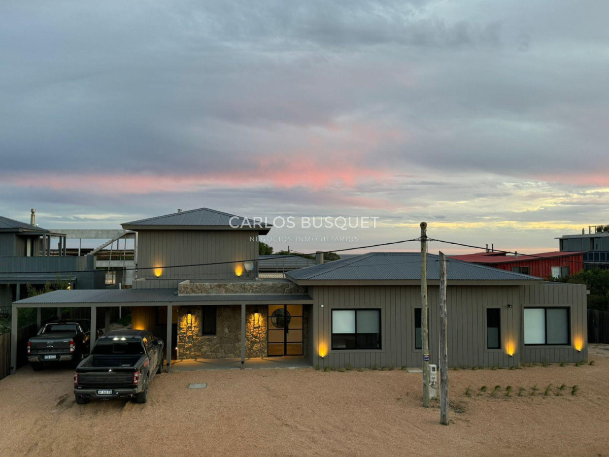 Casa ID.1366 - Casa en venta de 3 dormitorios en suite en La Juanita