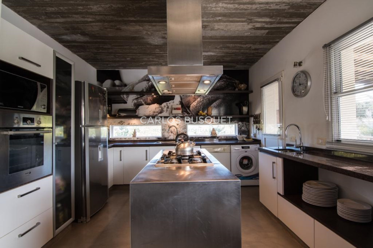 Casa ID.137 - Espectacular Casa en venta de 4 dormitorios, frente al mar en Santa Monica!