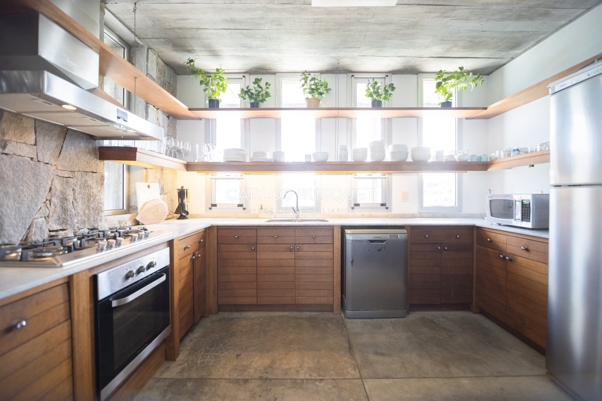 Casa ID.244 - Casa en Venta, de 6 dormitorios, en Santa Monica, sobre el mar