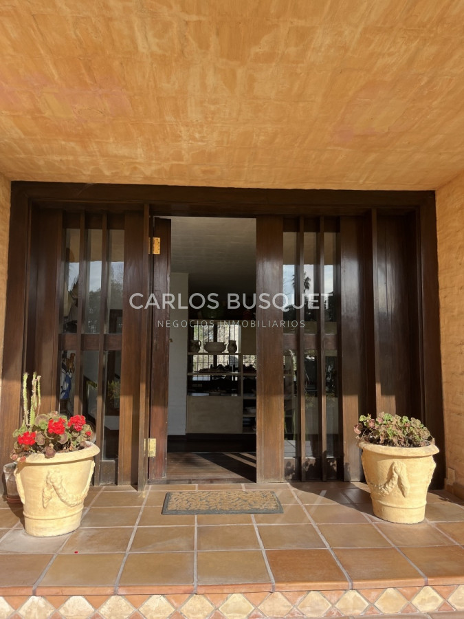 Casa ID.69 - Casa en Venta de 7 dormitorios, en zona del Golf! 