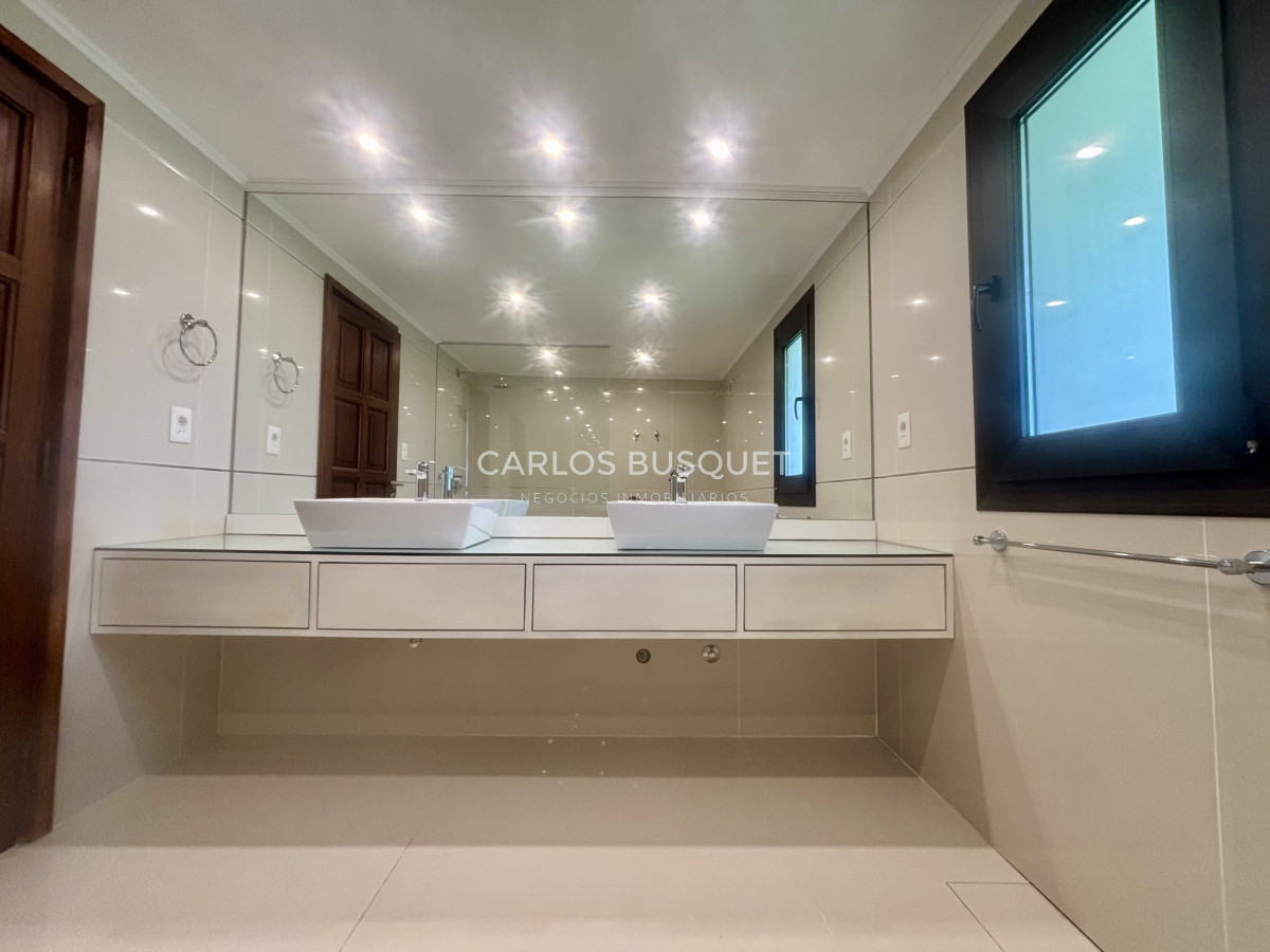 Casa ID.995 - Casa en alquiler temporal, de 5 dormitorios en suite, en playa brava, sobre el mar