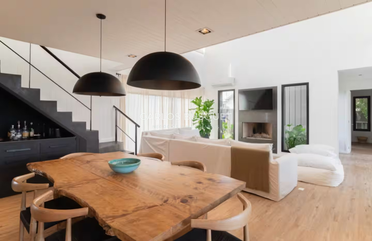 Casa ID.1366 - Casa en venta de 3 dormitorios en suite en La Juanita