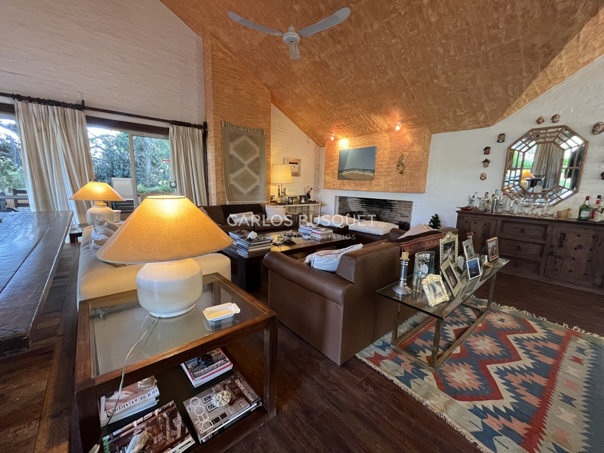Casa ID.69 - Casa en Venta de 7 dormitorios, en zona del Golf! 