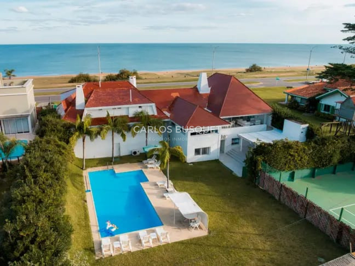 Casa ID.1628 - Casa en alquier temporal de 9 dormitorios en Playa Mansa primera linea Punta Del Este