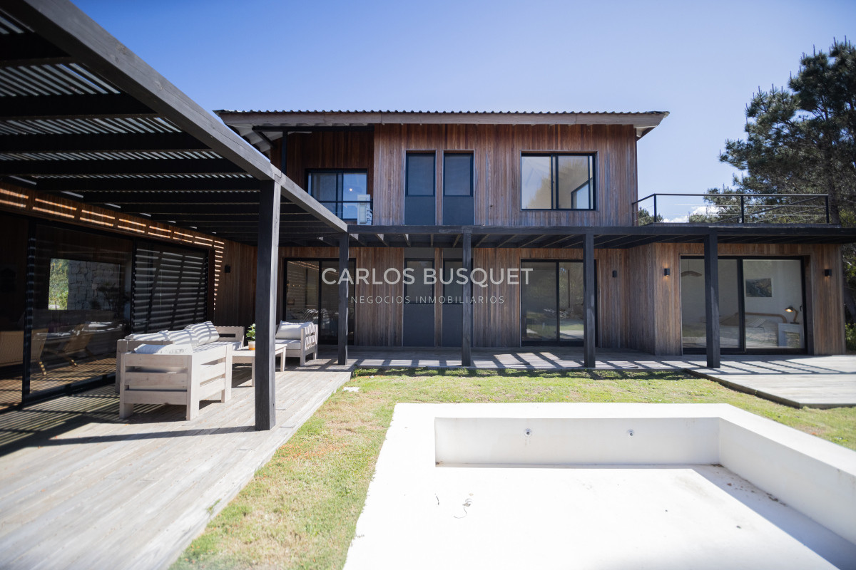 Casa ID.323 - Casa en venta de 4 dormitorios, en Jose Ignacio, Barrio Laguna Escondida