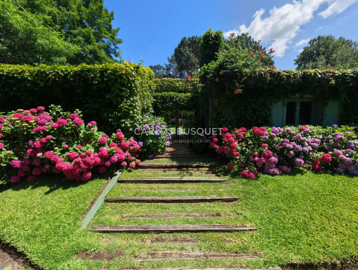 Casa ID.1311 - Venta casa de 5 dormitorios en barrio Golf, Punta del Este