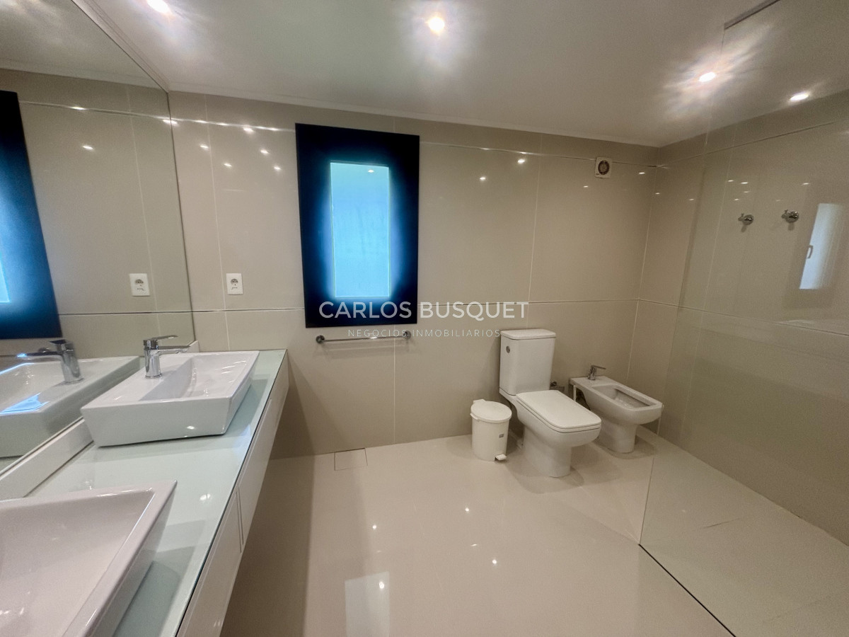 Casa ID.995 - Casa en alquiler temporal, de 5 dormitorios en suite, en playa brava, sobre el mar