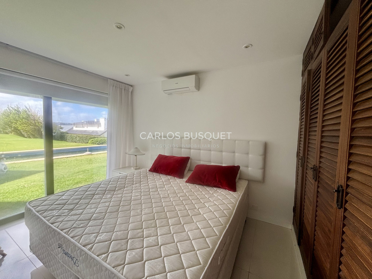 Casa ID.995 - Casa en alquiler temporal, de 5 dormitorios en suite, en playa brava, sobre el mar